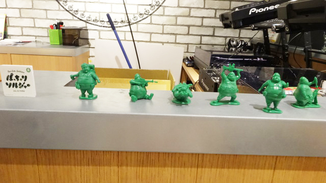 パンダの穴喫茶展／店内に展示されたガチャ