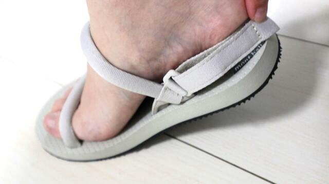 【mont-bell ロックオンサンダル】かかとのベルトをいい感じに調節すれば、手を使わずに脱ぎ履きできます