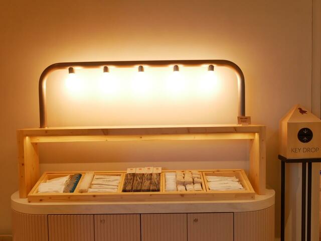 1階エレベーター前には、アメニティ類が揃います