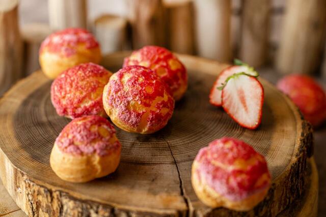 「いちごのクッキーシュー」＜期間：2026年2月25日～＞【フレッシュ苺＆苺スイーツ、本格イタリアンが食べ放題！「XEX」4店舗で贅沢ランチブッフェ順次スタート！】