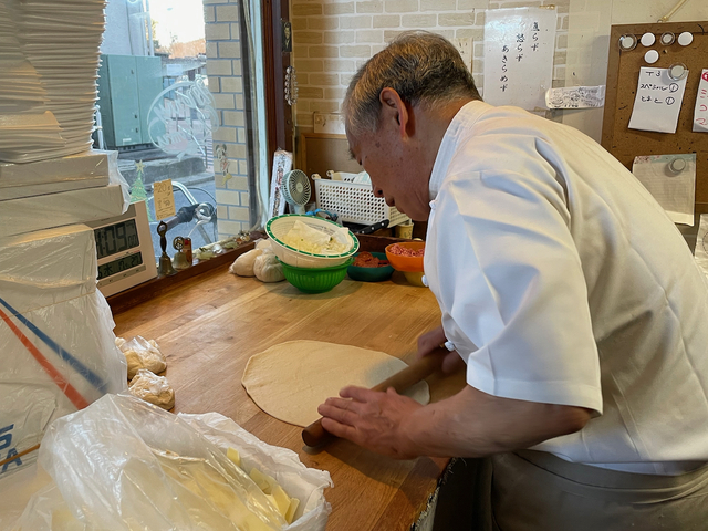 【トニーズピザ】イタリア式のピッツァとはまったく別のタイプの生地を作っている