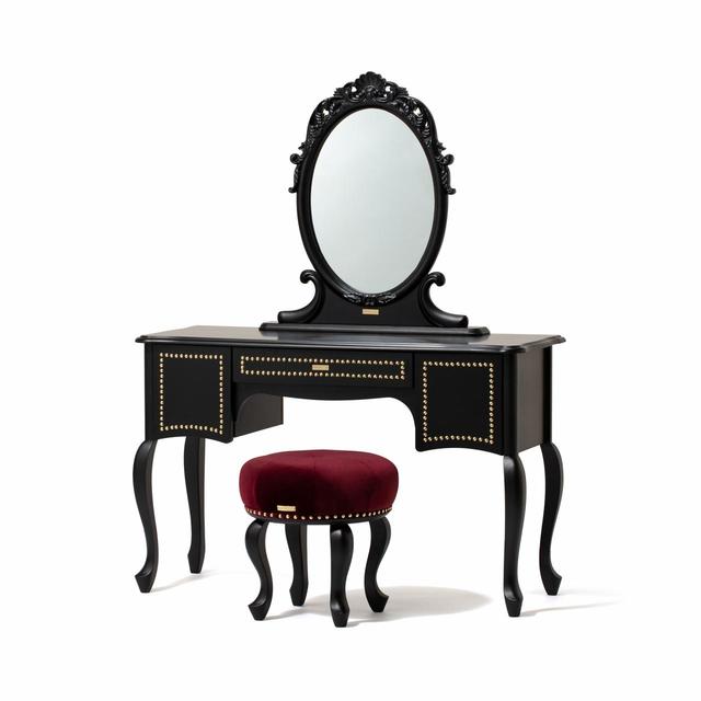 ブラック×ゴールドスタッズのアクセントを効かせたドレッサーシリーズ