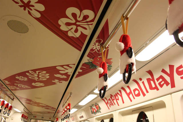サンタ帽をかぶったミッキーのつり革と
