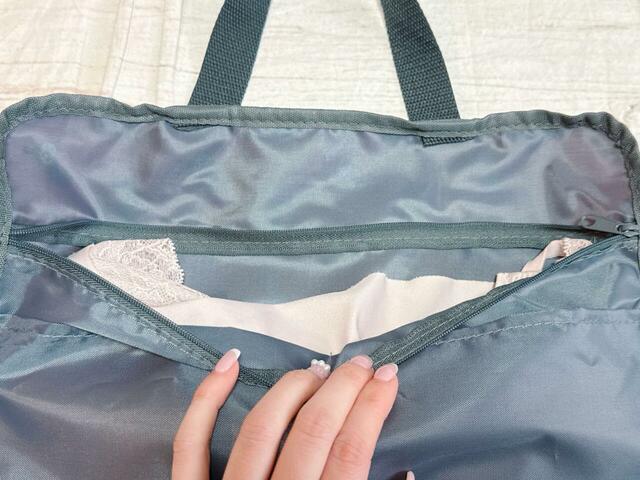 大きめのファスナーポケットは、見せたくない下着類の収納に便利