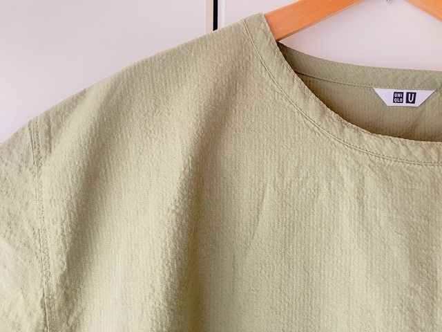 【ユニクロU 3wayシアサッカーワンピース（半袖）】カラーはオフホワイト、ブラック、ダークブラウン、グリーンの4展開