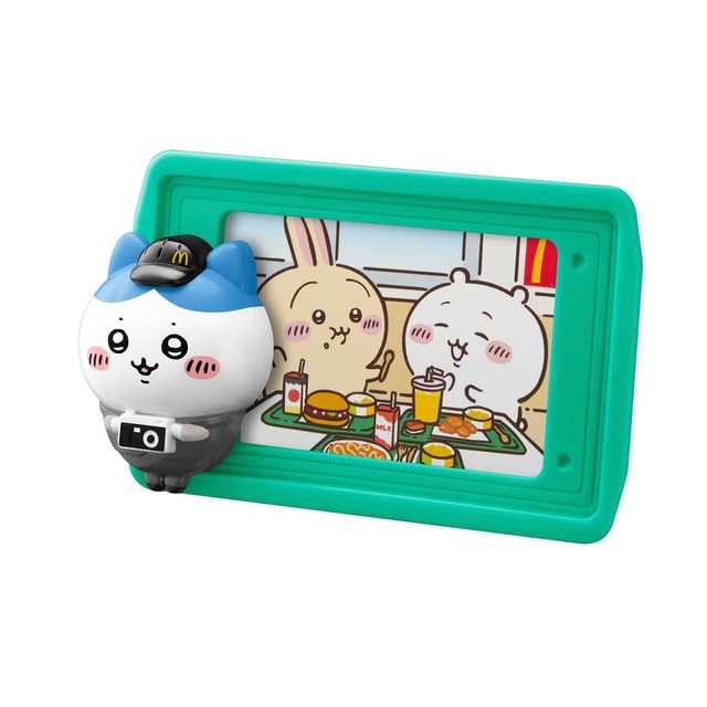 【ハッピーセット「ちいかわ」第2弾：ハチワレのハッピーセットフォトフレーム】マクドナルドオリジナル書き起こしのシーンと、ちいかわの印象的なシーンが描かれた両面印刷のカードが付属！
