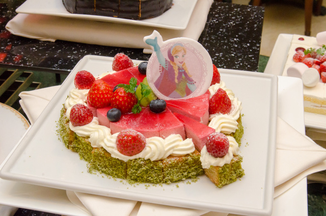 「シャーウッドガーデン・レストラン」ディナーブッフェ ラズベリームースタルト|東京ディズニーランドホテル 2016年「アナとエルサのフローズンファンタジー」