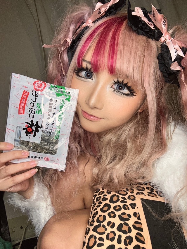 【おしゃぶり昆布 梅】かえちゃさんとおしゃぶり昆布のツーショット