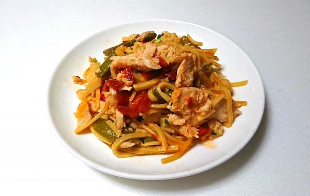 【カークランドシグネチャー　TSOチキンヌードル　1.27kg　1480円】麺の量が少なく思えるほど具材たっぷり！