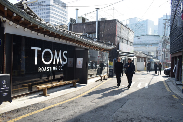 『トンガン・ミンムルコギ』手前左手にあるカフェ『TOMS ROASTING CO』は伝統家屋をリノベーションしたもの。この辺りが第2、第3の益善洞になる可能性も