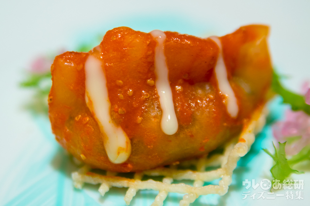 やまゆりポークの湯引き 胡麻ソース 花椒をきかせて 五目餃子添え｜“ピクサー・プレイタイム”ランチコース 4,120円｜東京ディズニーシー・ホテルミラコスタ「シルクロードガーデン」