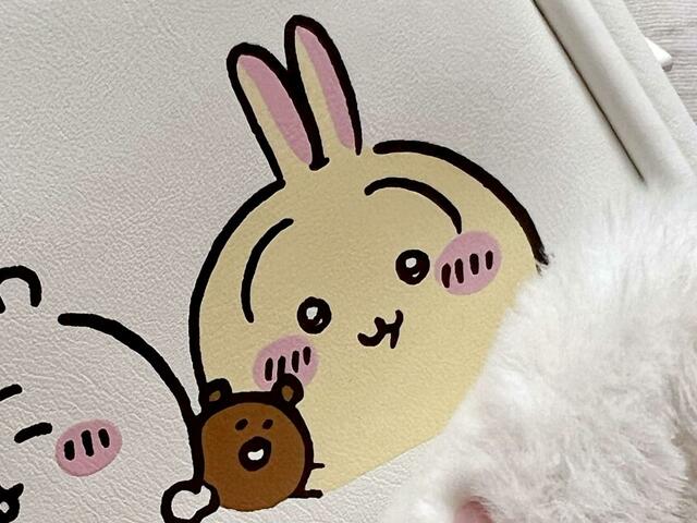 ポシェットの鎧さんが作ったクマさんでしょうか？うさぎはがちいかわにプレゼント？！尊すぎる…！【GU（ジーユー）ショルダーポーチ Chiikawa】