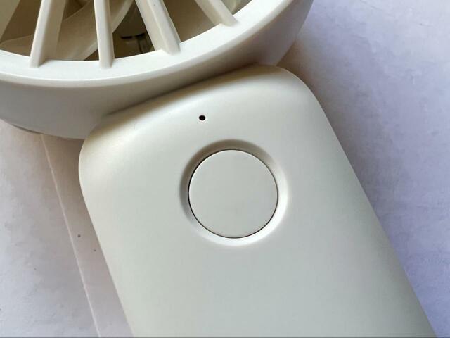 【無印良品 充電式モバイルハンディファン】ボタンを長押しで起動
