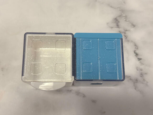 引き出し底部には四角の出っ張りがあり、上部の穴とぴったり噛み合う仕様