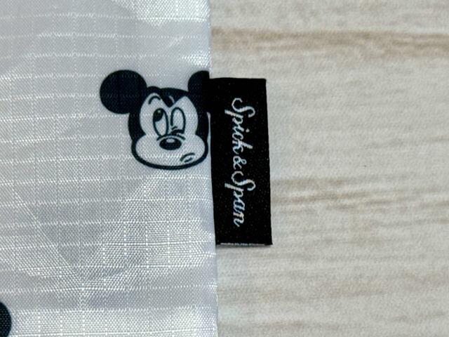 右下部にはブラックの織りタグ付き。前面には「Spick ＆ Span」、背面には「Disney」のロゴが入っており、コラボならではの特別感もしっかり楽しめます