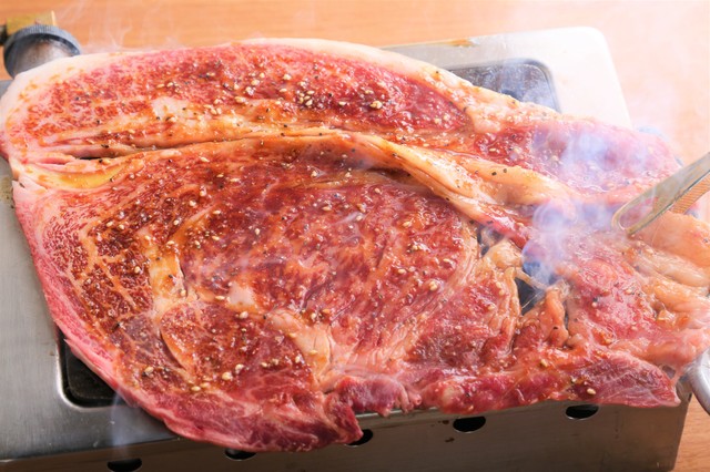 名物！黒毛和牛のはみ出るカルビ 1,848円｜大阪焼肉・ホルモン ふたご 渋谷センター街店