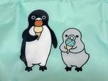 フロントには、Suicaのペンギンと子ペンギンのアートプリント入り