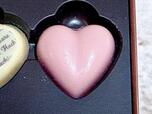 イチゴ味のハート形チョコレート。かわいい!