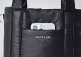 【『BAYFLOW 収納5ポケット キルティングバッグBOOK』（宝島社）】スマホなど、すぐ使いたいものを簡単に取り出せるフロントポケット