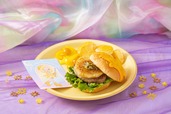 「ももこのパインバーガー」＜価格：税込1,590円＞【「リズムタップ」がタルトに♪虹色メニューが楽しい『おジャ魔女どれみカフェ 2024』オープン！】