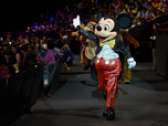 客席両サイドからミッキーたちが登場