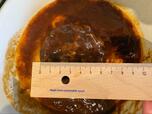 【ロピア 煮込みハンバーグ】1個を定規で測ってみると約7cm、コロンとした丸みのある形が可愛らしいです◎