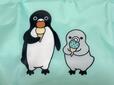 フロントには、Suicaのペンギンと子ペンギンのアートプリント入り