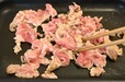 【チーズタッカルビ風豚キムチーズ】豚こま切れ肉を炒める