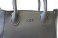 【KBF（ケービーエフ）2way ショルダーバッグ】正面にはロゴが型押しされている