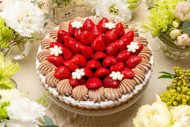 【キル フェ ボン「クリスマスケーキ2024」】「イチゴとチョコレートクリームのタルト」Whole 17cm（3～4名用）¥6,264、Whole 21cm（7～8名用）¥8,208　※写真は21cmサイズです