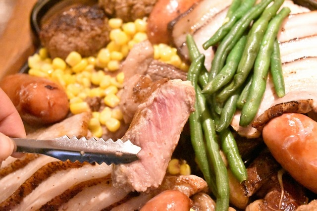 絶品肉をガブリ