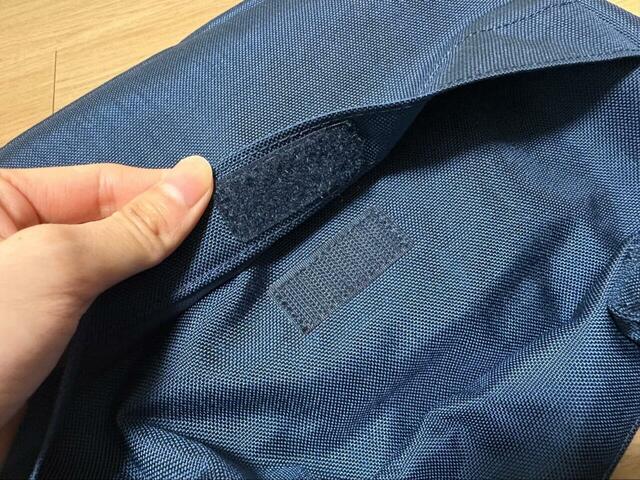 【mont-bell　50th ショルダーバッグ】背面にもポケットが。こちらはマジックテープで開閉する仕様です