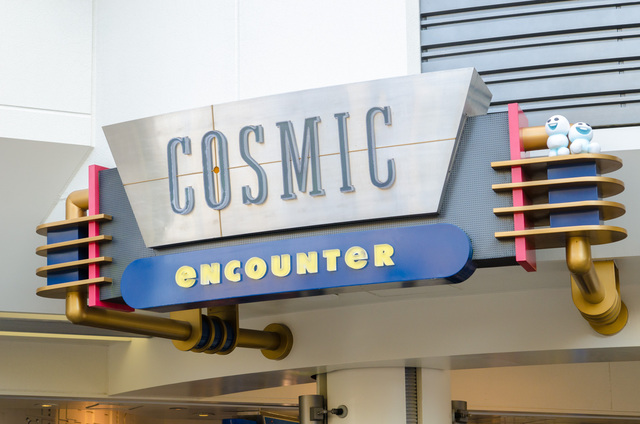 「コズミック・エンカウンター」外観 看板の横にスノーギースが!｜東京ディズニーランド 2016年「アナとエルサのフローズンファンタジー」