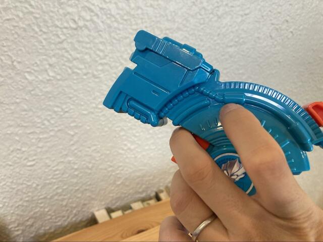 【講談社 テレビマガジン2023年 10・11・12月号 スーパーヒーロー メダルシューター】本体の素材はプラスチック、メダルはウレタンです