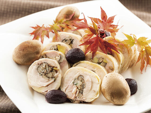 「国産鶏モモ肉と秋の味覚のガランティーヌ」<期間:2025年9月5日~11月30日>【松阪牛のステーキもハンバーグも食べ放題!「東京ベイ舞浜ホテル ファーストリゾート」の“贅沢ディナービュッフェ”!】