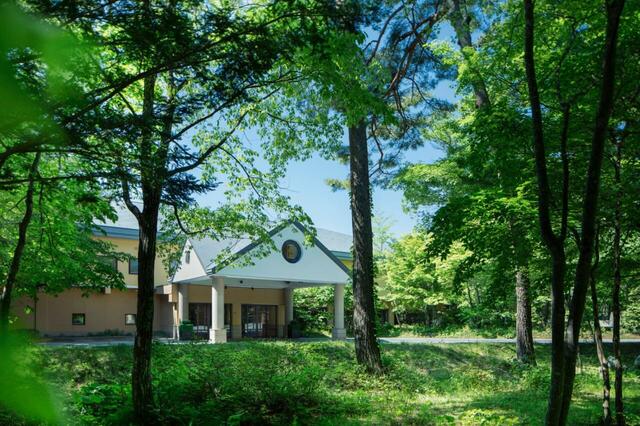 「豊かな自然に囲まれる軽井沢ホテルブレストンコート」<期間:2025年7月1日~12月29日> 【星野リゾート「軽井沢ホテルブレストンコート」宿泊者限定の“至福の朝食ブッフェ”が期間限定で体験できます!】