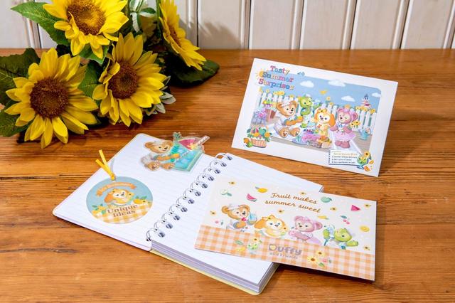ポストカード＆ブックマーカー 700円｜サイズ：（ポストカード）縦約10×横約15cm（ブックマーカー）縦約7～8×横約6～7cm、セット内容：ポストカード2枚（2絵柄）ブックマーカー2枚（2絵柄）｜ダッフィー＆フレンズのテイスティ・サマー・サプライズ