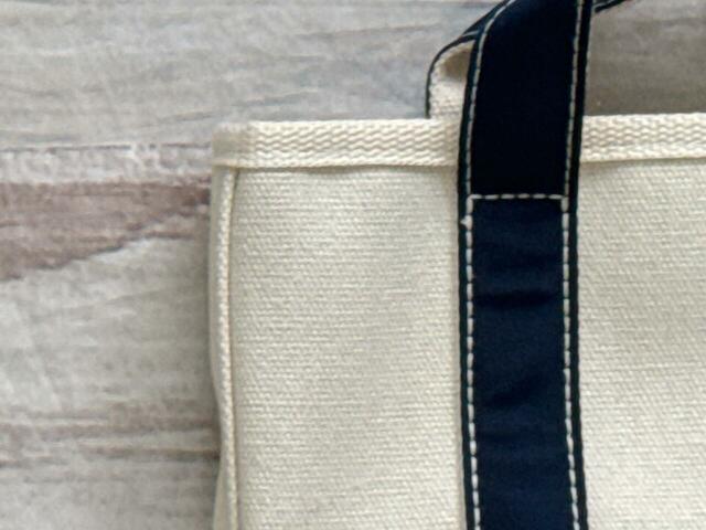 素材は綿とポリエステルの混紡。厚手でしっかりとしたコットンキャンバス調の生地