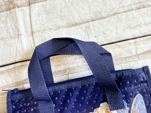 持ち手は短め。腕にかけたち手で持ったりできる長さ