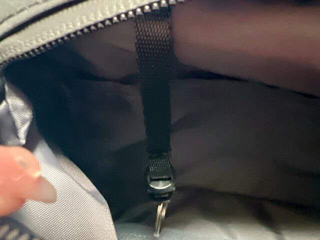 フロント上部のポケットの内側にはキーリングストラップ付き