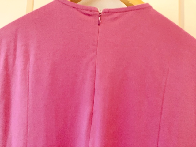 【無印良品 汗じみしにくいノースリーブワンピース 】背中にファスナーがあり、カチッとした着こなしが可能