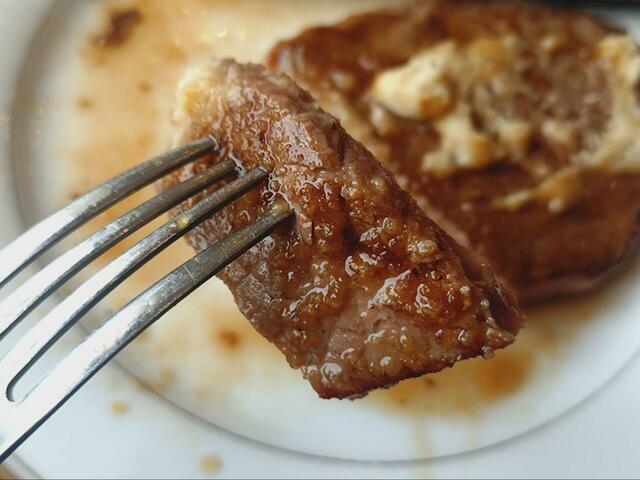 【川崎日航ホテル「ナトゥーラ」鉄板焼きサーロインステーキ食べ放題&サマーブッフェ】ステーキ、しっかり厚みがあります