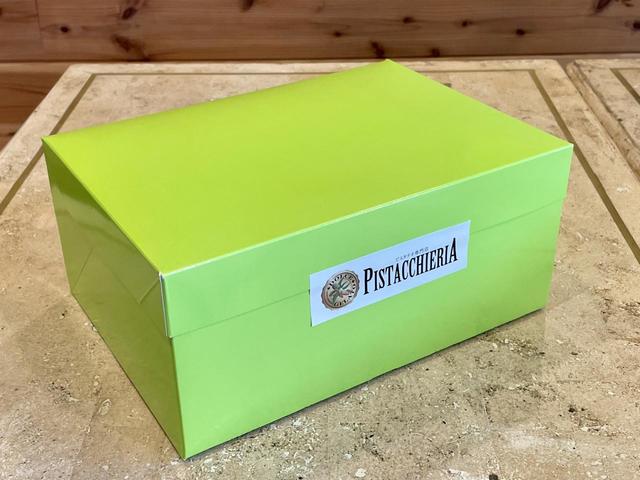 【Pistacchieria Cafe(ピスタチオ・カフェ)】外観、内観だけでなく、お菓子を詰めてくれる箱もピスタチオ色!