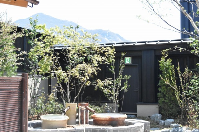 つぼ湯の向こうに見えるのは武甲山