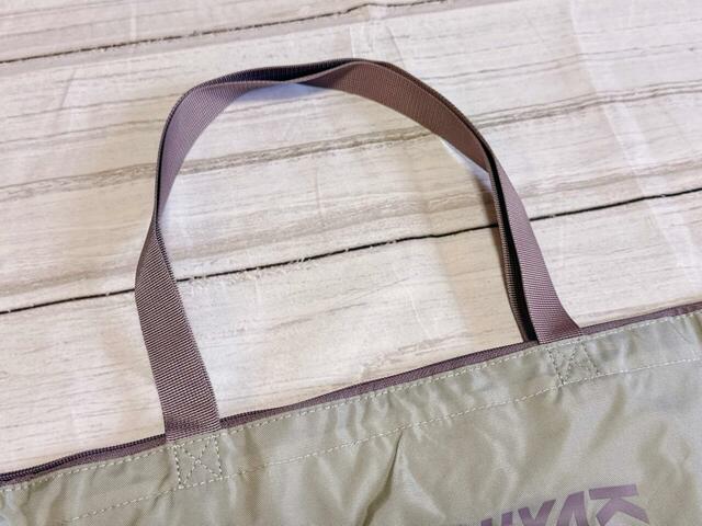 【紀ノ国屋 東京折り畳み保冷バッグ】持ち手:(約)52cm。長めに設計されているため、肩がけもしやすい仕様!