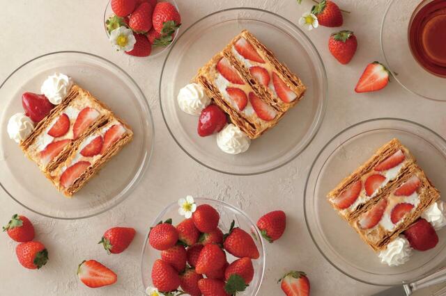 「KIHACHIのナポレオンパイ」＜価格：8,800円（税込）＞【甘くてジューシーな希少苺 「まりひめ」が楽しめる “アフタヌーンティー＆ナポレオンパイ”がキハチ青山本店に初登場！】