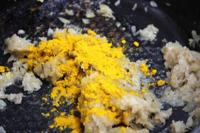 スパイスを加えるたびに、あざやかな色と香りが広がる