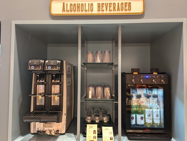 【星野リゾート 1955 東京ベイ】「Food＆Drink Station」のビールサーバーとワインサーバーで1杯から購入できる