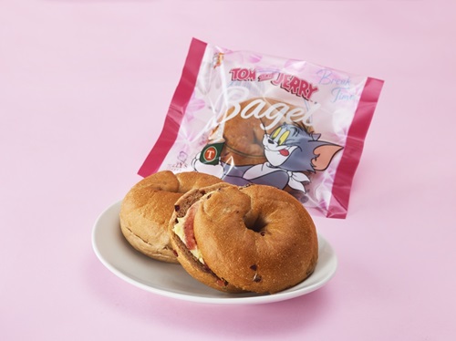 「トムとジェリー ベーグルサンド ベリーベリーマスカルポーネ」＜価格：420円（税込）＞【タリーズコーヒーと「トムとジェリー」の2025年コラボ♪「桜舞う ハニークリームラテ」や限定フード＆グッズ販売！】