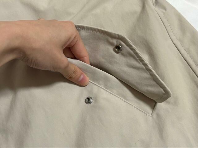 【ユニクロ コットンブレンドショートパーカ】両サイドにポケット付き。ボタンも付いています